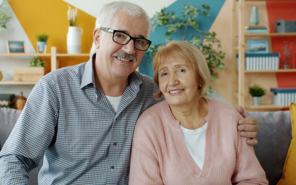 Casal idoso sorrindo, representando aposentadoria e planejamento previdenciário em Pelotas
